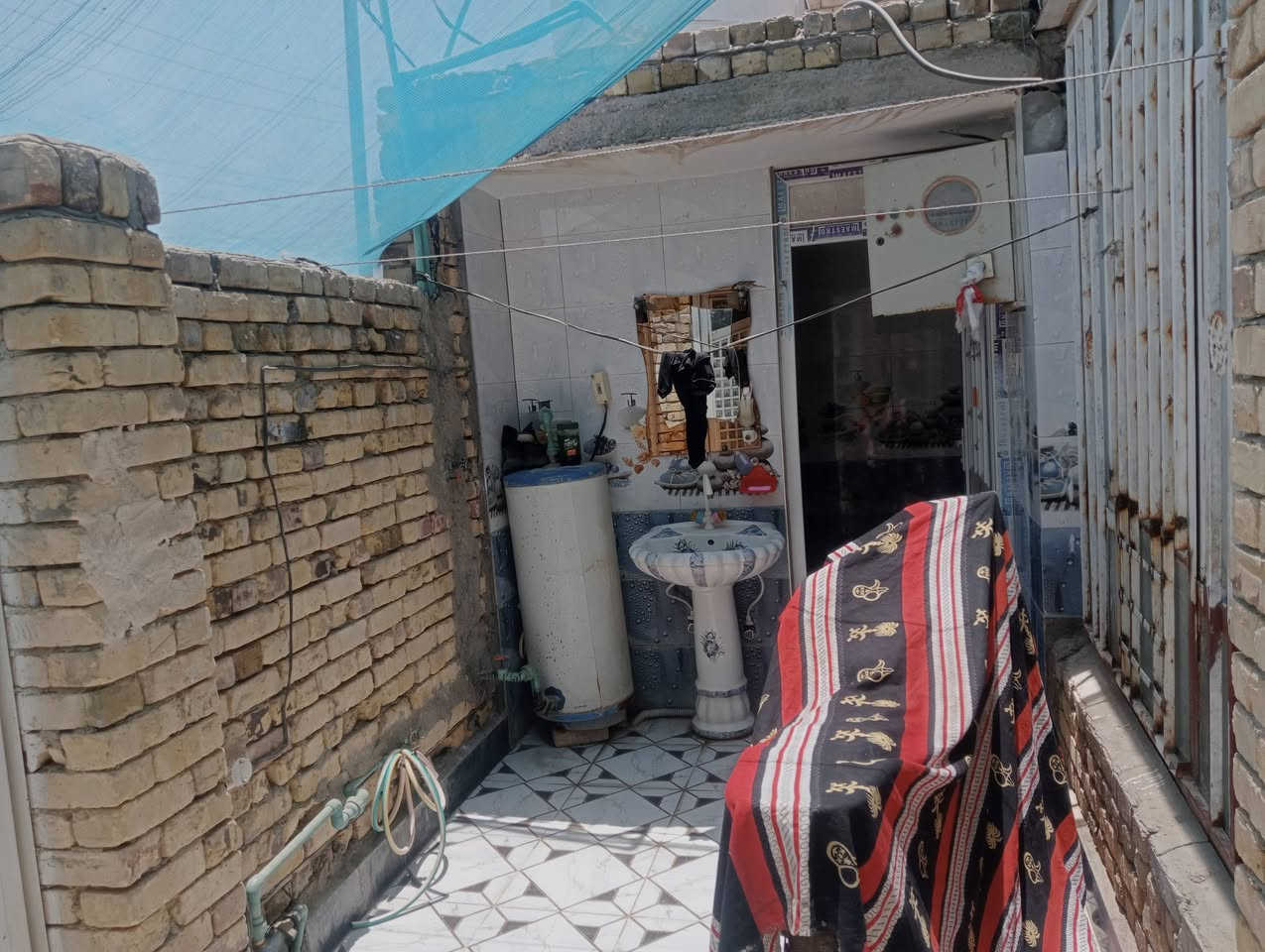 السلام عليكم البيت للبيع 
مساحته 100مربع حي الكوفه فرع المولد الرئيسي 
قرب اسواق أسعد 
ماي كهرباء كيبل ضوئي بلباب السعر 49قفل 
***********
