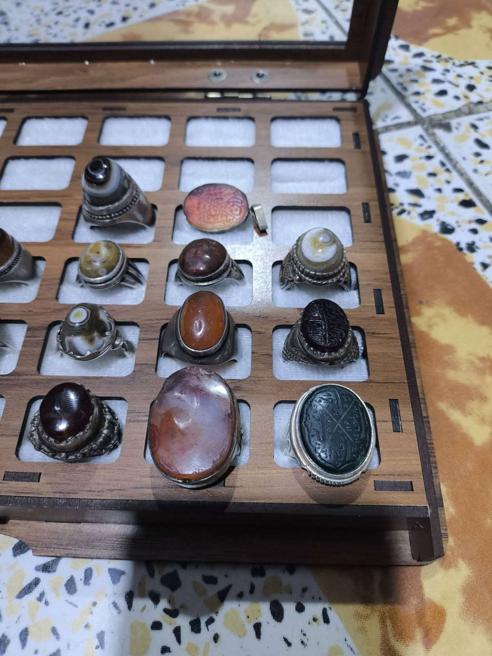 ٢٢ محبس مع كلاده زعفرانيه قديمه شلع ابيع مفرد يختلف السعر
قفل من الأخير القطعه على ٤٠ الف أخوان سعر نهائي يرحم موتاكم لحد يدخل ويكول شكد نهايتهم قفل القطعه ب٤٠ الف بيهن قطع قديمه وكلهن صياغات سليماني قديم عقيق يماني قديم يشم جزع 

للحجز تفضل خاص يوجد توصيل مكاني بصره


**إذا كنت صاحب هذا الإعلان وتريد حذفه لأي سبب، رجاءا أرسل رسالة إلى الدعم الفني**