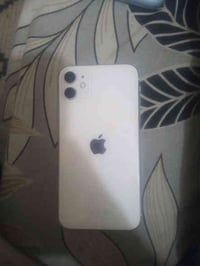 ايفون 11 عادي لون أبيض   ذاكره 128   كلشي بي نضيف   مبدل بي بس بطاريه ...