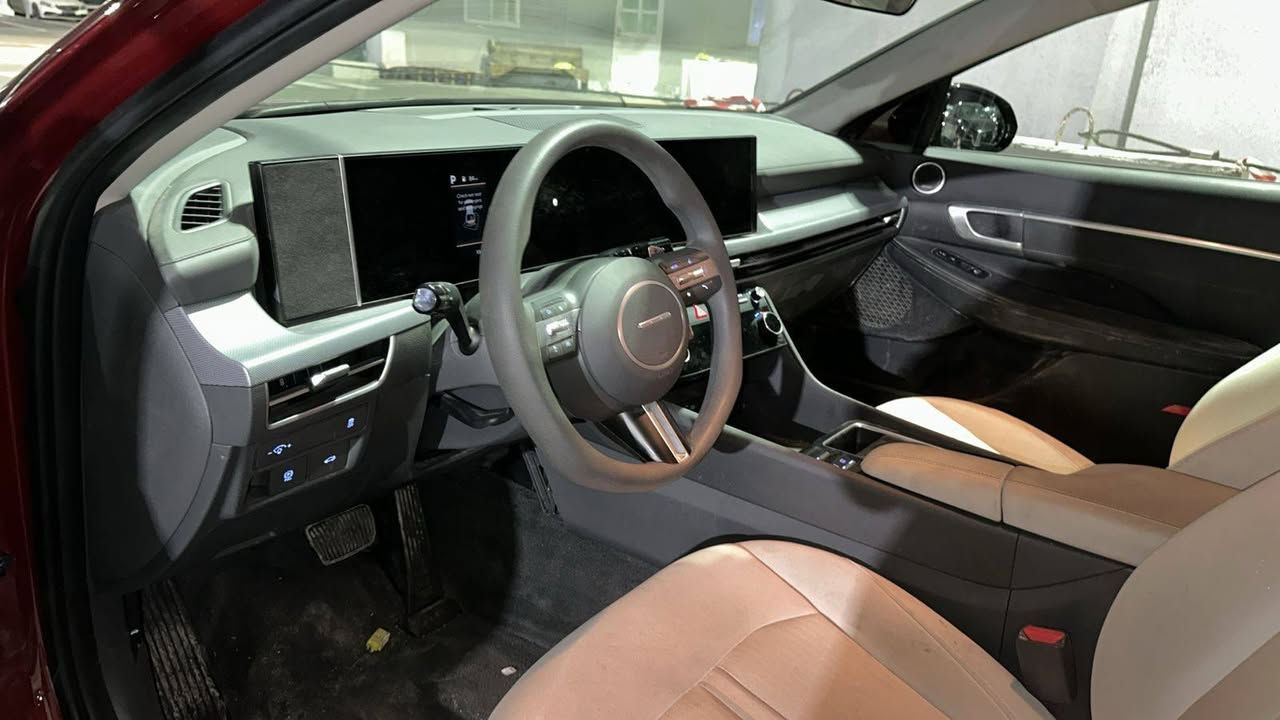 #سعر_مناسب_جدا_جدا_180ورقةومجال 
#Hyundai_Sonata_Sel_2024_Red_2.5L4_vin_KMHL64JA8RA367905
#Mileage_10453_miles

سوناتا SEL 2024 - لون مميز (احمر دم الغزال)/وارد أمريكي / محرك 2.5/
كير 8 نمر
المواصفات:
• تشغيل عن بُعد
• دخول وتشغيل بصمة
•دجبول شاشات متصلة كبيرة ولمس مع سماعات ماركة براند
• نظام النقطة العمياء
• رادار أمامي + فرملة طوارئ تلقائية أمامي وخلفي
Apple CarPlay شاشة كبيرة تدعم•
• كرسي السائق والنفر كهربائي
• تدفئة للمقاعد الأمامية
• منافذ شحن خلفية
• الزجاج الأمامي (السائق + الراكب) دبل جام
• محرك 2.5 طبيعي - مرغوب
• كير 8 نمر - اقتصادي 
الحادث جانبي فقط جهة النفر كما موضح بالصور ورقم الشاصي مذكور علما بجم كبس وخلف  ماشية ١٠ الالاف فقط اخت الجديدة سيارة راقية بمعنى الكلمة من ناحية الشكل واللون و موصفاتها وبالعافية على الي تكون من نصيبه 🌹
 السعر ١٨٠ ورقة ومجال للطيبين
مكان دهوك
VIN: KMHL64JA8RA367905
للراغبين الاتصال على الخاص دهوك, العراق


**إذا كنت صاحب هذا الإعلان وتريد حذفه لأي سبب، رجاءا أرسل رسالة إلى الدعم الفني**