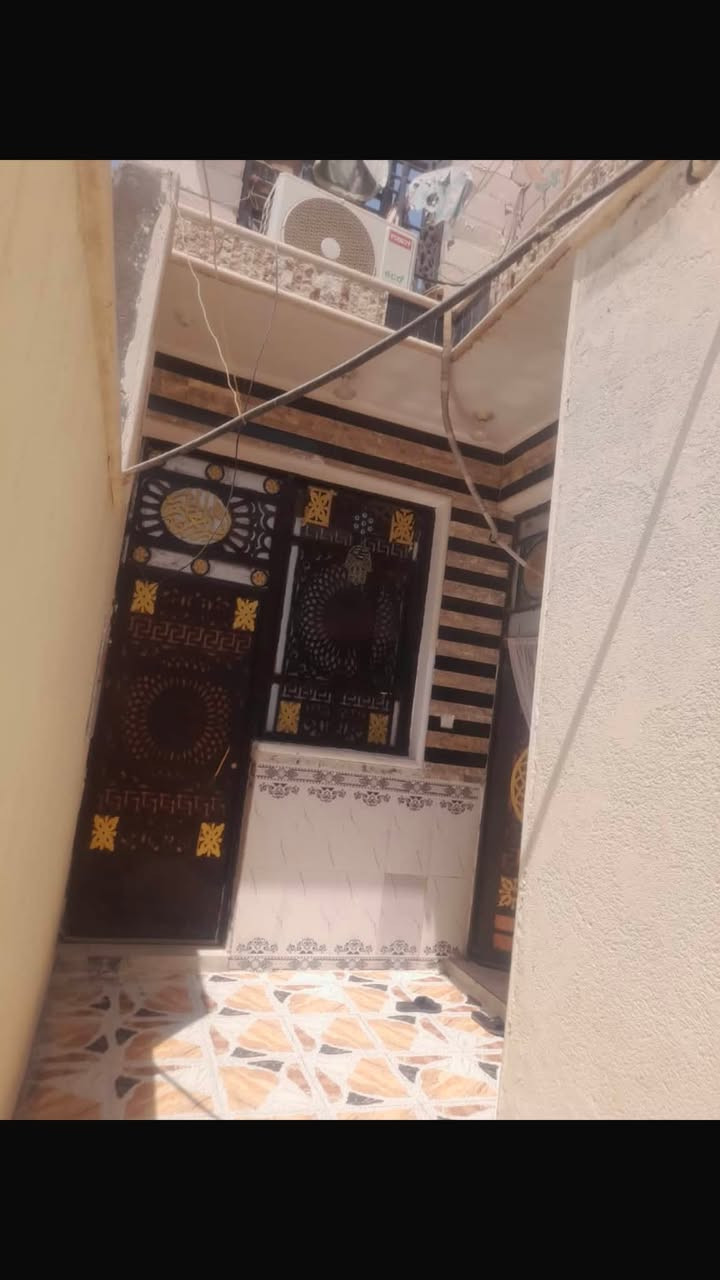 بيت للبيع المساحة 100 م خلفي بناء حديث طابقين كونكريت مسلح) الطابق الاول غرفة النوم وصالة ومطبخ صحيات داخلية وخارجية مع استقبال الطابق الثاني غرفتين وصالة وصحيات بناءً الاولى طابوق والثاني فرمستون  ) ملاحظة البيت مطلوب اسكان تقريبًا 43 مليون سعره 105 تدفع 60 مليون والباقي تحول عليك )) العنوان التضحية حي المالكي مكان كلش حلو وقريب على المولد الي على السايدين الإتصال على *********** ابو علي الاسدي وذا عجبك المكان تعال للمكتب ودزك علية احسن فرصة حلوه
