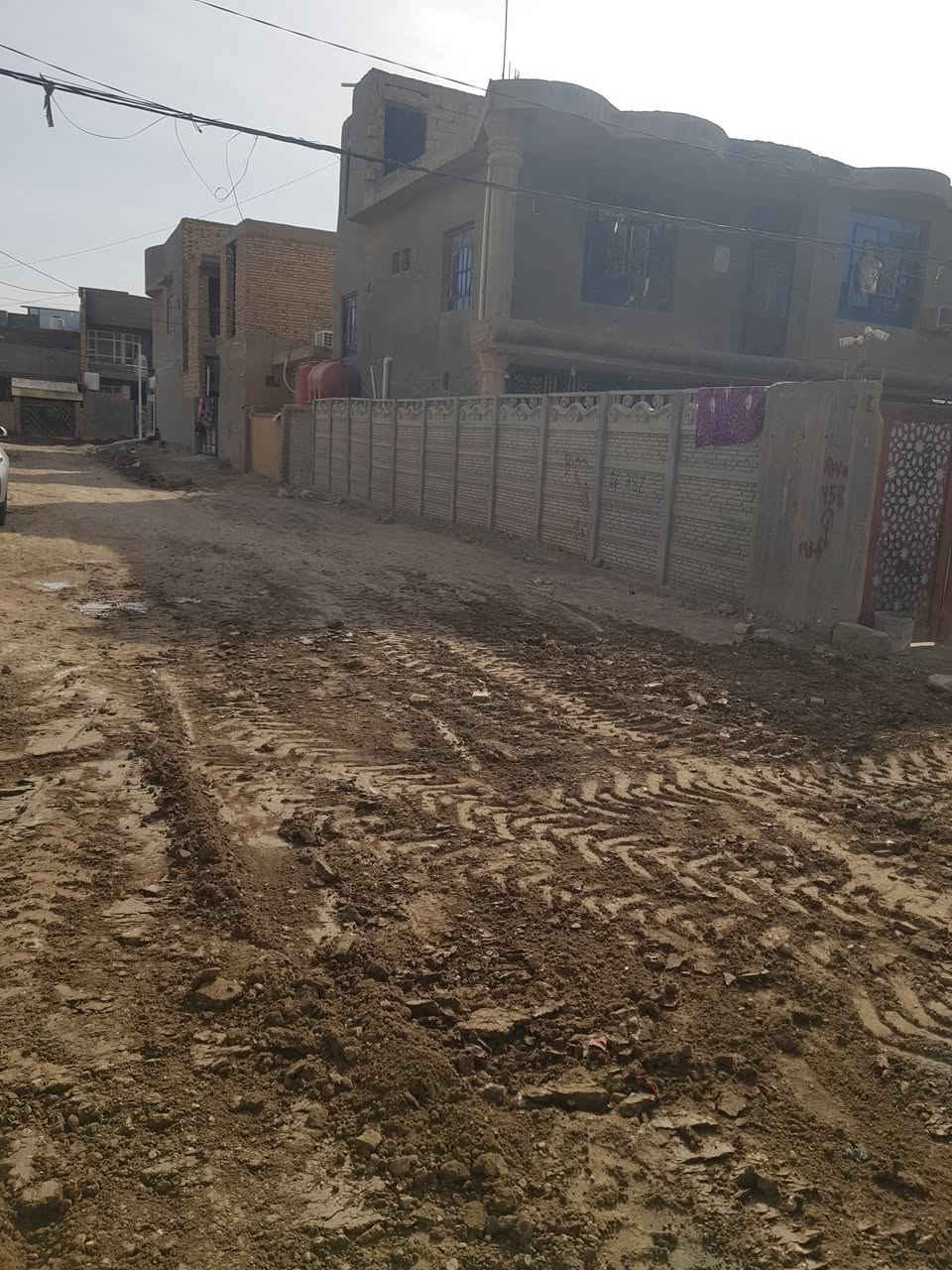 بيت طابو صرف للبيع 250.م ركن ع شارعين بضهر التجاري موقع مميز موقع الحله شارع 80 حي العسكري يبعد عن شارع العام 70 متر  يحتوي ع  صاله 7*5 غرف عدد 3 ٥*٥  كليدور ومطبخ  طابقين بي مشتمل ضمن مساحه بيت لاستفسار *********** واتساب فقط السعر 250
