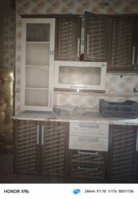 كاونتر للبيع ٢ متر  بدون سنك السطح مرمر  والدواخل  خشب تركي نظيف بعده ...