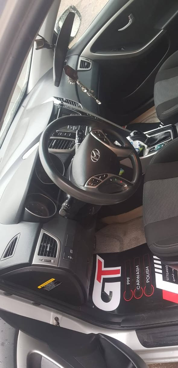 سيارة النترا هاش باك موديل ٢٠١٧ محرك ٢٠٠٠ gt ماشيه ٦٨ الف وارد امريكي ضربته بالباب بدون تبديل السعر المطلوب ١٠٠ ورقه بي مجال للجادين رقم ***********
