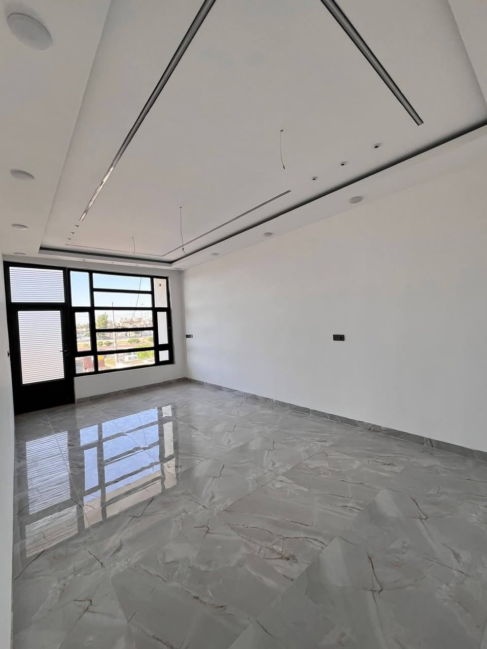 🏡 دار حديثة ومميزة للبيع (طابقين)
• المساحة: 125 متر مربع.بلديه اوراقه كامله مخصص

• الموقع: مقدمة حي النداء، بالقرب من جسر الرشيد (موقع مميز وسهل الوصول).

📐 التصميم الداخلي والتوزيع

يتميز البيت بتصميم مرن يضم درجاً داخلياً وآخر خارجياً، مما يتيح إمكانية فصل الطابقين أو استخدامهما معاً كمنزل واحد متكامل.

🔹 الطابق الأول:

• صالة استقبال: واسعة ومريحة

• مطبخ بنظام (حار / بارد): مصمم ليوفر عزلًا لروائح الطبخ

• غرفة نوم: مريحة وهادئة.

• حمام متكامل.

🔹 الطابق الثاني:

• صالة استقبال إضافية: تتميز بإطلالة ونوافذ كبيرة توفر إضاءة طبيعية ممتازة.

• غرفة نوم.

• حمام متكامل.

✨ مواصفات البناء والتشطيب (درجة أولى)

• الأرضيات والجدران: البيت مغطى بالكامل (فول سيراميك) من السيراميك التركي

بتصاميم رخامية أنيقة تعكس الإضاءة وتضف اتساعاً للمكان

• الأسقف: ديكورات (فول مغربي) حديثة مع إضاءة مخفية (LED) وسقوف ثانوية مميزة.

• التبريد: نظام تبريد مركزي متكامل يضمن توزيع الهواء بشكل مثالي.

• التأسيسات: منظومات الكهرباء والمجاري والصرف الصحي كلها من مواد أصلية وذات جودة عالية.

🚗 الصحيات الخارجية والملحقات

• كراج سيارة كبير: يتسع لسيارة بارتياح مع أرضية سيراميك جيده

• مجموعة صحيات خارجية: إضافية لخدمة الضيوف أو الاستخدام الخارجي.للأستفسار
***********

