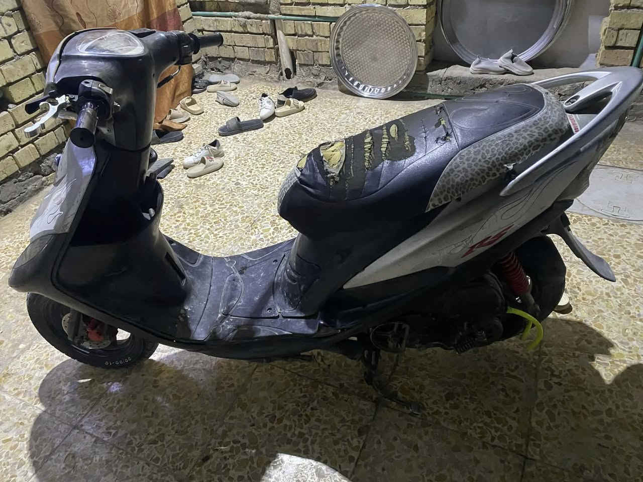 سلام عليكم دراجه للبيع دراجه بلاديه كله كفرات دواخل ختم واحد اصلي شوفت عينك نضيفه بس مغاسله سويته ٥٥ موجوده بوشته عدي ٤٩ بلادي جانت معدله مشي حلو  ناعم زينه الله شاهد مداريه بس متوازي عل بيعته كله شغاله كهربائيات ضفيره اصليه كابريتر اصليه مالته كشن ٤ ولفات بك لايت مال ٤ ولفات بس عوزه غسله وترتيب بسيط شوفت عينك عوزه غسله فقط.  سعر ٥٠٠ بيه مجال خير من الله وأخدم اني فقط الهندر مو وياه عندي هندره ***********
