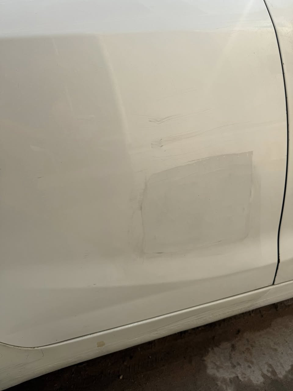 السلام عليكم 
كيا سيراتو 2017 وارد خليجي 
محرك 1600
 ((بيها باب الراكب مبدل بواحد أصلي بلادي وقطعة صغيرة بحجم كارت مبينة بالصورة بالباب الي خلف الراكب))
مكان السيارة النجف حي الوفاء
السعر ب 125 وبيها مجال 
***********
