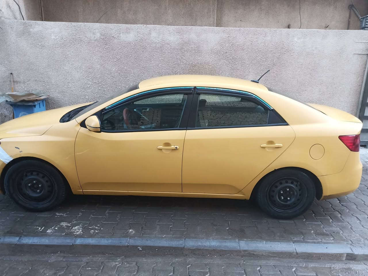 السلام عليكم سياره فورتي 13 بغداد وارد امريكي ضربه بالچاملغ الامامي الايمن به لغد كير ومحرك وتبريد خير من الله مكان بغداد الكرخ 
***********
