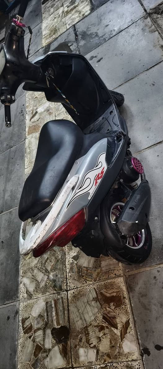 السلام عليكم ماكس عدله مكينه ممفتوحه كهربائيات كلهه شغاله كلجات رياضي  صالنصه رياضي وياله رياضي زوج تايرات جدد عليهه تعديلات رياضيه قليله شعله جرب وشوف معدل. قوي لونهه رصاصي احلا من الصور سلف هندر  نكره وحده  سعر 475وبيهه مجال للطيبين مكان محموديه حي الشهداء ***********ملاحضه بيهه نضوح خفيف من جهه المروحه.... الدراجه للبيع او مراوس ب اربعه كير او خمسه ايراني
