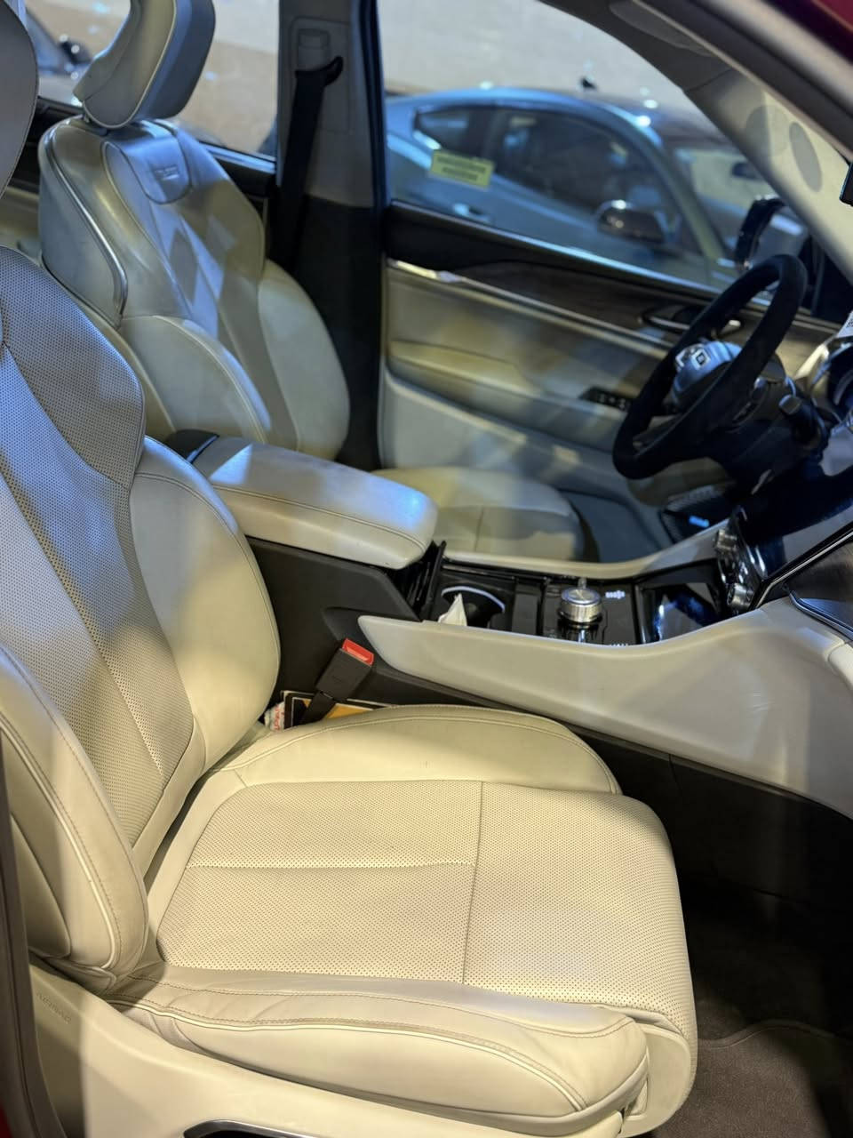 جيب اوفر لاند 2022 أمريكي حادث جاملق وبنيد 
عداد المسافة 46 الف
* قيادة ذاتية عند المنعطفات. 
* رادار امامي مع مانع تصادم . 
* نظام الرؤية الليلية. 
* تحذير الخروج عن المسار . 
* مستشعر نوم السائق مع نظام التوقف الآلي 
* تحذير النقطة عمياء 
* نظام تقليل الضجيج داخل المقصورة. 
* إنارة محيطية. 
* شاحن موبايل وايرلس. 
* تعديل وضعيات مقود السائق كهربائيا. 
* مرايا تعتيم ذاتي. 
* المرايا الجانبية قابلة للطي كهربائيا. 
* نظام الصوت من ماكنتوش مع 19 سماعة. 
* ويل قياس 20 انج .
* سقف بانوراما .  
* شاشه كبيرة 10.1 انج . 
* نظام الخرائط (GPS) .
* عرض خرائط الطريق على لوحة القيادة.
* كاميرا محيطية 360 درجة . 
* كاميرا للمرأة الداخلية. 
* المصابيح الأمامية زنون .
* بصمة على 5 ابواب للدخول الذكي. 
* اضافات من الخشب الطبيعي للمقصورة الداخلية. 
* ذاكرة لحفظ وضعيات الجلوس للسائق. 
* ذاكرة لحفظ وضعيات الجلوس للراكب.
* مساج للمقاعد الامامية السائق والراكب. 
* المقاعد الأمامية كهربائية .
* المقاعد الأمامية تبريد وتدفئة .
* المقاعد الخلفية تدفئة .
* ستائر للشبابيك الخلفية. 
* انارة داخلية LED متعددة الالوان . 
* حساسات خلفية . 
* 7 راكب .
* مكيف خلفي مع وحدة تحكم منفصلة . 
* تدفئة ستيرن . 
* مانع تصادم خلفي 
* محدد سرعة . 
* نظام التشغيل والاطفاء الاوتوماتيكي .
* نظام بريك أوتوماتيك 
* ⁠• كشنات منفصله Vib 
* ⁠كامره حراريه 
* ⁠كامرات داخل الغرفه 
* ⁠صندوق كهرباء ⚡️ 
* ⁠سماعات mclntosh  🔊 

* ⁠
* ⁠السعر ٣٣٠ $ 

للاستفسار 

***********

***********
