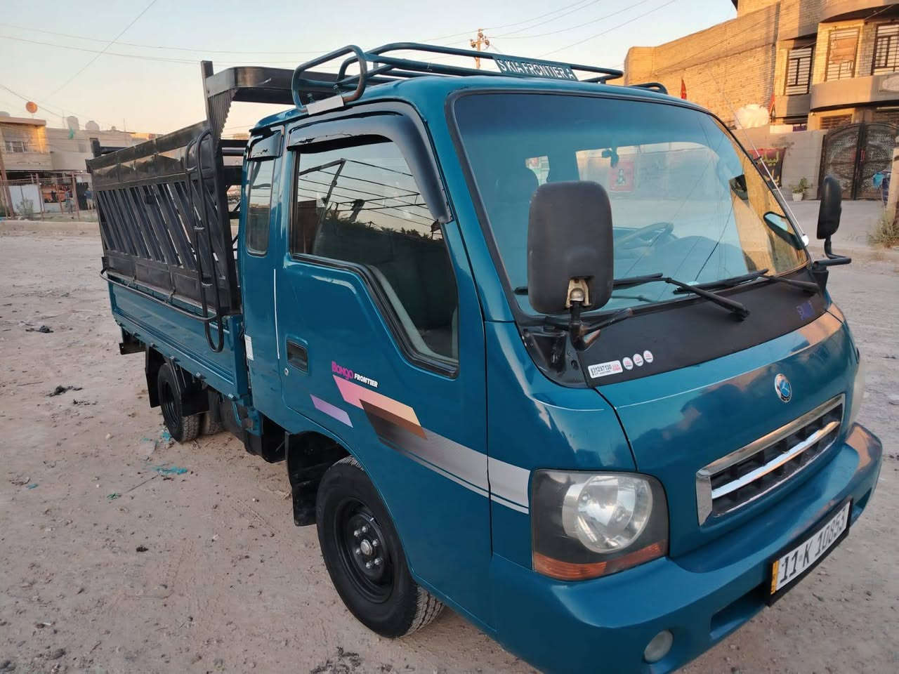 كيا ام عيون موديل 2000 قمارة وربع 7 جنكال
محرك كير اكسن مكفول 
شاصي مكفول 
مكفولة من ضربة وكص صبغ مكانات بصيطة اثر جراد 
حدادية + تخم تاير امامي خلفي جدد 
جاهزة من كل النواحي 
رقم بغداد إنكليزي بسمي سنوية لغاية 32 تحويل مباشر 
السعر 75 وبي مجال 
مكاني بغداد مدينة الصدر الاورفلي 
رقم الهاتف ***********
