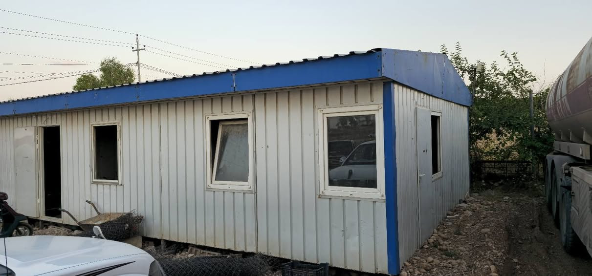 کابینە بۆفرۆشتن
درێژێ 12مەتر
پانی 6مەتر
پارچە پارچەئەکرێ بۆگواستنەوە
ناونیشان چەمچەماڵ

***********. دخان, السليمانية
