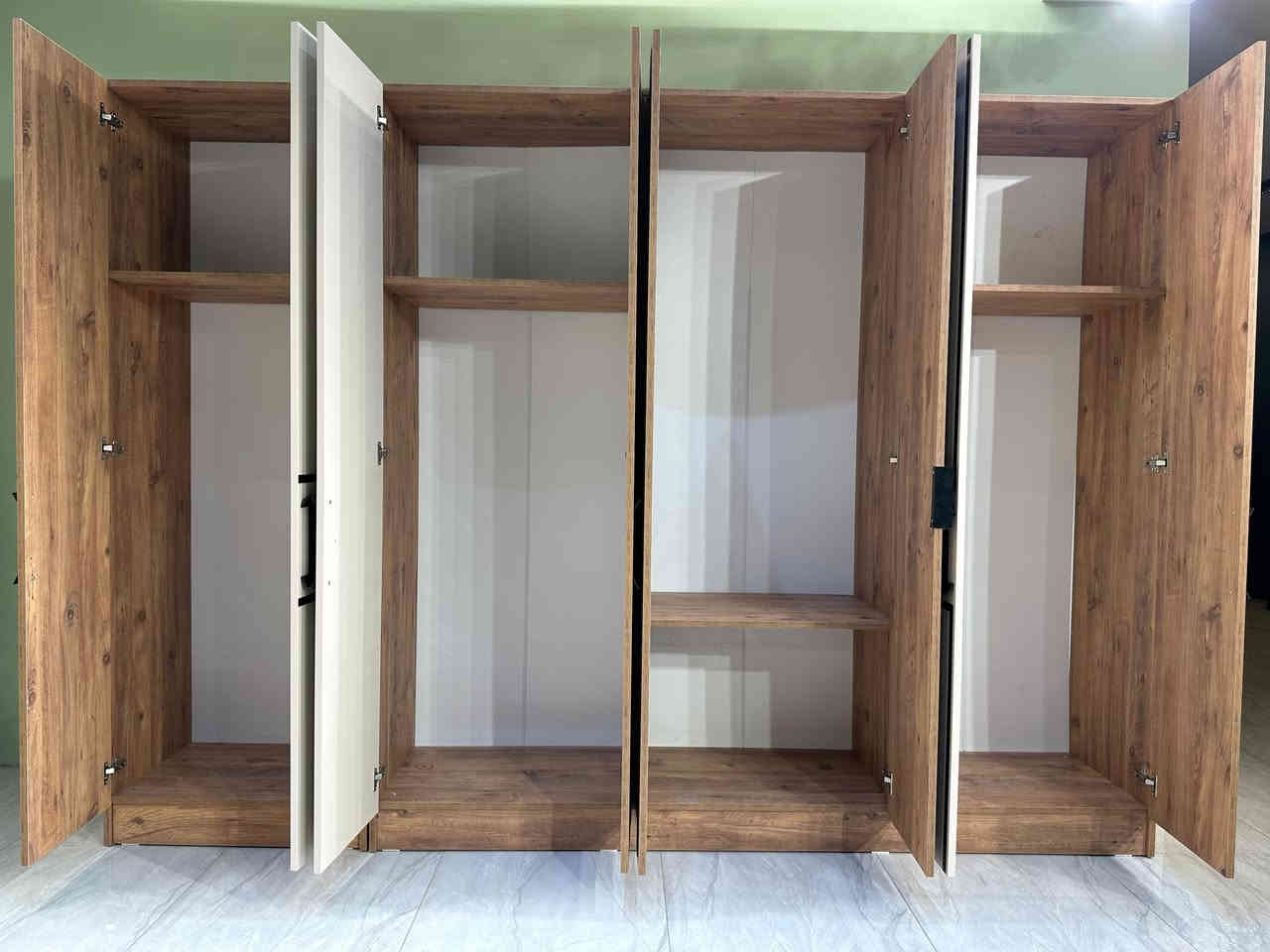 عرض تخفيض اسعار لمده محدوده 
غرف نوم تركي 10 قطع 
كنتور 8ابواب طول الكنتور 3 متر 
الجربايه وي الكومديات 3 متر 
 السرير مخزن جكات 
السعر مليون و 300 الف فقط 🔥 
للحجز والاستفسار راسلونا وات ساب ***********
        ***********
  البصره 
نقل وشد داخل مركز البصره مجاني توجد خدمه توصيل للاقضيه والنواحي والمحافظات الجنوبيه بأسعار مناسبة ملاحظه ما تدفع اي مبلغ قبل لا تنشد وتكمل ابيتك عليكم بس تنزيل الكراتين من السياره لداخل البيت
