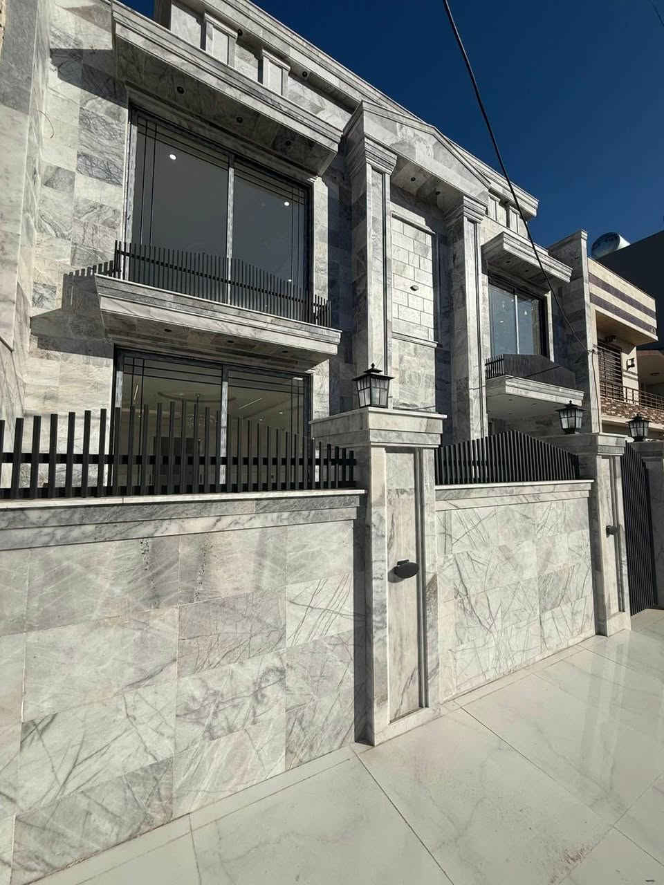 سلام عليكوم عرض اليوم انسب عرض موجود حالياً في اربيل منطيقة سيدوبارك البيت طابو 
مساحتة بيت 250م
خمس غرف نوم
حمامات ماسترسويت 
واجيهتة بيت كبس مرمر 
دواخل بيت كلها صقوفات مغربي بيت فول مواصفات
للمزيد من المعلومات اتصل بينا

📞☎️ 0750 386 1964 whastup أربيل, العراق
