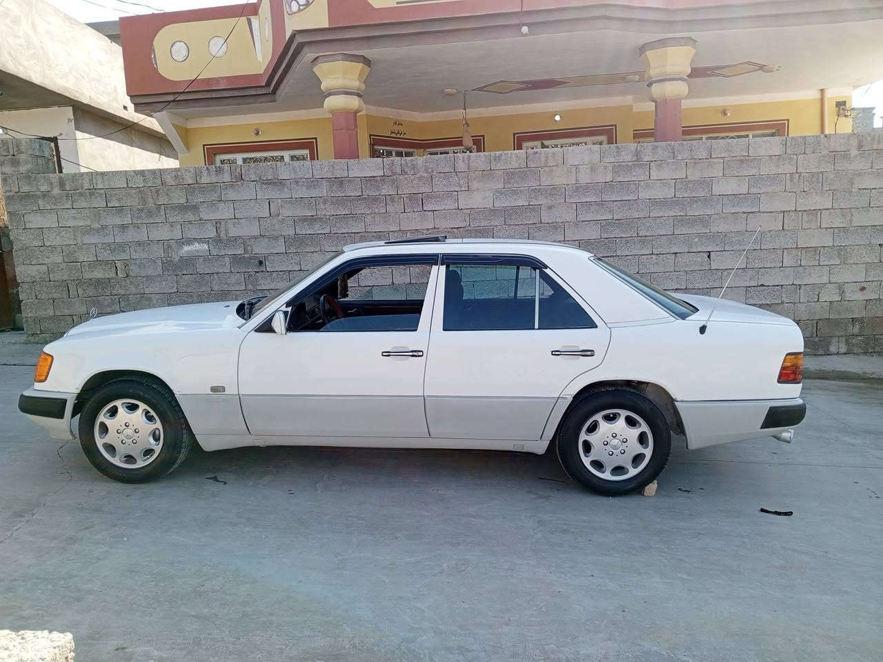 سلام عليكم
مرسيدس E300 أصل ✅
 موديل 1992 رقم بغداد سنويه جديده✅
 قواعد دبل بلاد مكفولات على وضع شركه✅
 مكينه وكير جدد بطه ديلكو✅
 تخم تاير جديد صدر جديد✅
 باتري جديد كهربائيات كلها شغاله✅
 داخل كله جديد على وضع شركه ✅
تبريد ثلج 🥶 ✅
سعر 57 وبيها مجال 💲
مكاني ديالى جلولاء 📍
‏‪***********‬‏📞
