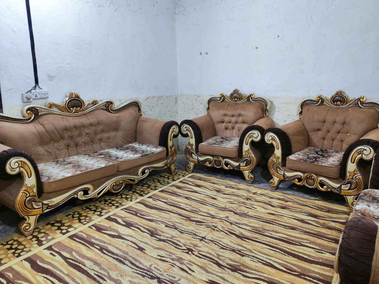 تخم ملكي تركي 7 مقاعد منادر متحركه خشب زان حيل نضيف مابي اي ضرر السعر 235 وبي مجال العنوان الكاضميه يوجد توصيل بكروه ***********
