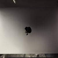 💻 MacBook Pro 13" 2019 للبيع جهاز نظيف جدًا وبحالة ممتازة، مناسب للمون...
