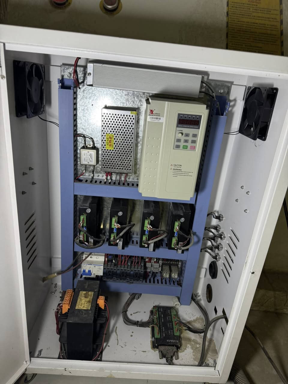 سلام عليكم للبيع مكينه cnc جديدة ممستعملة دبل ماطور  ثري فيز
المكان بغداد 
للاتصال ***********
