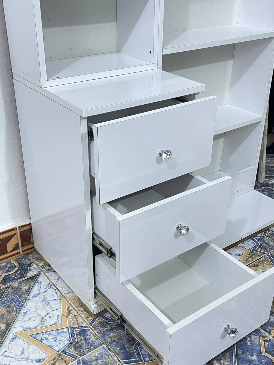 ميز رفوف قياس طوله 170 متر وعرضه متر
ب150 وبي مجال والمراية ممكن تترجع تصير باب


**إذا كنت صاحب هذا الإعلان وتريد حذفه لأي سبب، رجاءا أرسل رسالة إلى الدعم الفني**