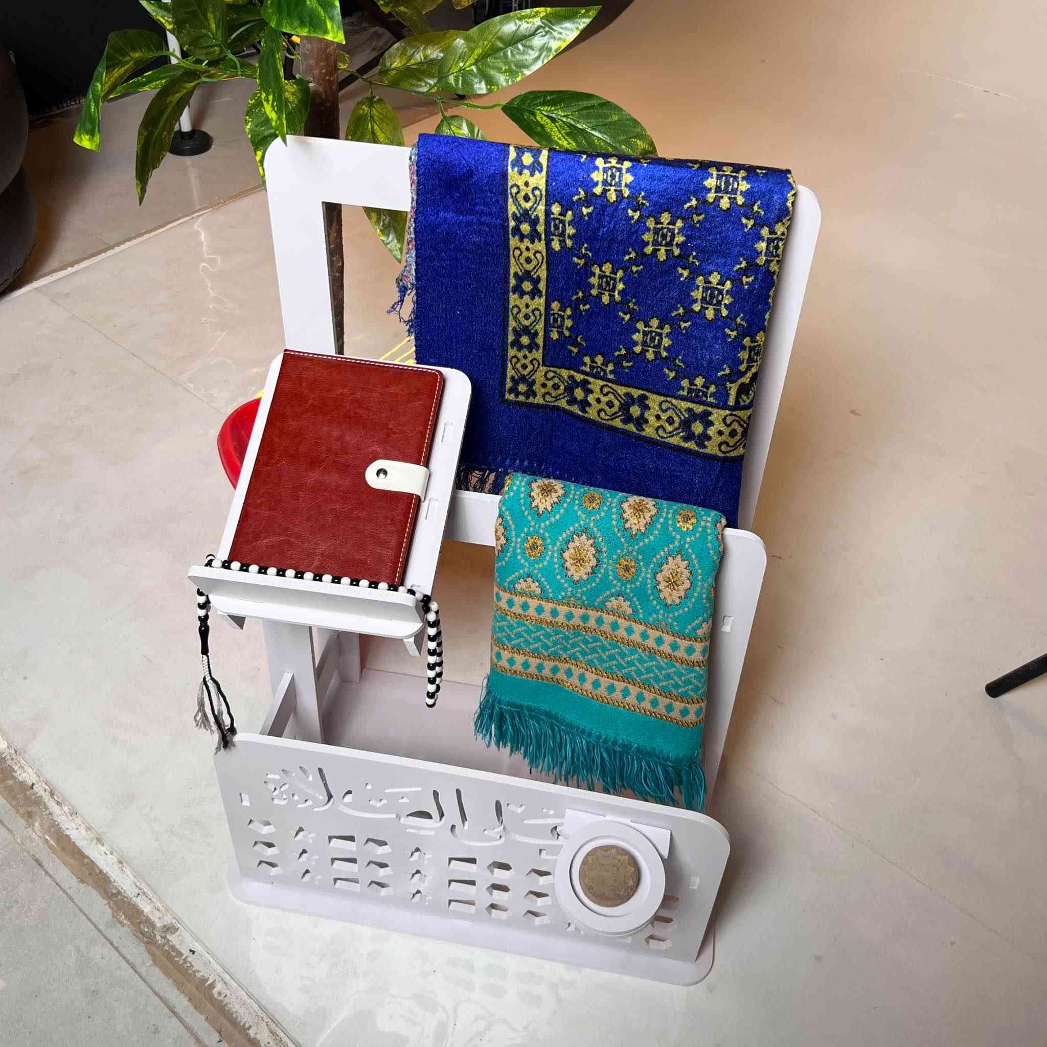 ✨ رتّب ركن صلاتك بأناقة.. ستاند القرآن والصلاة المتكامل ✨
اجعل القراءة والصلاة أكثر راحة وتنظيماً مع الستاند الملحق بحامل مصحف وسجادة، المصمم بنقوش هندسية إسلامية رائعة تضفي جمالية خاصة على منزلك.
🌟 مميزات الستاند المتكامل:
• حامل مصحف علوي: تصميم مائل ومريح يثبّت المصحف أو الكتاب أثناء القراءة.
• منظم للسجادة: إطار خلفي مخصص لتعليق سجادة الصلاة بشكل مرتب يمنع تجعدها.
• لمسة إبداعية: واجهة أمامية مزخرفة بعبارة «حي على الصلاة» ونقوش مفرغة تزيد من فخامة التصميم.
• تفاصيل عملية: يحتوي على حامل دائري جانبي مخصص لوضع (تربة الصلاة).
• قوة وثبات: هيكل متكامل بلون أبيض ناصع مع قاعدة ثابتة تضمن التوازن.
📏 الأبعاد والمواصفات:
• الارتفاع: 70 سم.
• العرض: 47 سم.
• العمق: 29 سم.
• النوع: ستاند صلاة قائم (قوي وخفيف الوزن).
💰 السعر: 25 ألف دينار فقط!
🚚 خدمة التوصيل:
• بغداد: 3 آلاف دينار فقط.
• كافة المحافظات: 5 آلاف دينار فقط.
للحجز أو الاستفسار، راسلونا الآن عبر رسائل الصفحة! 📩 بغداد, العراق


**إذا كنت صاحب هذا الإعلان وتريد حذفه لأي سبب، رجاءا أرسل رسالة إلى الدعم الفني**