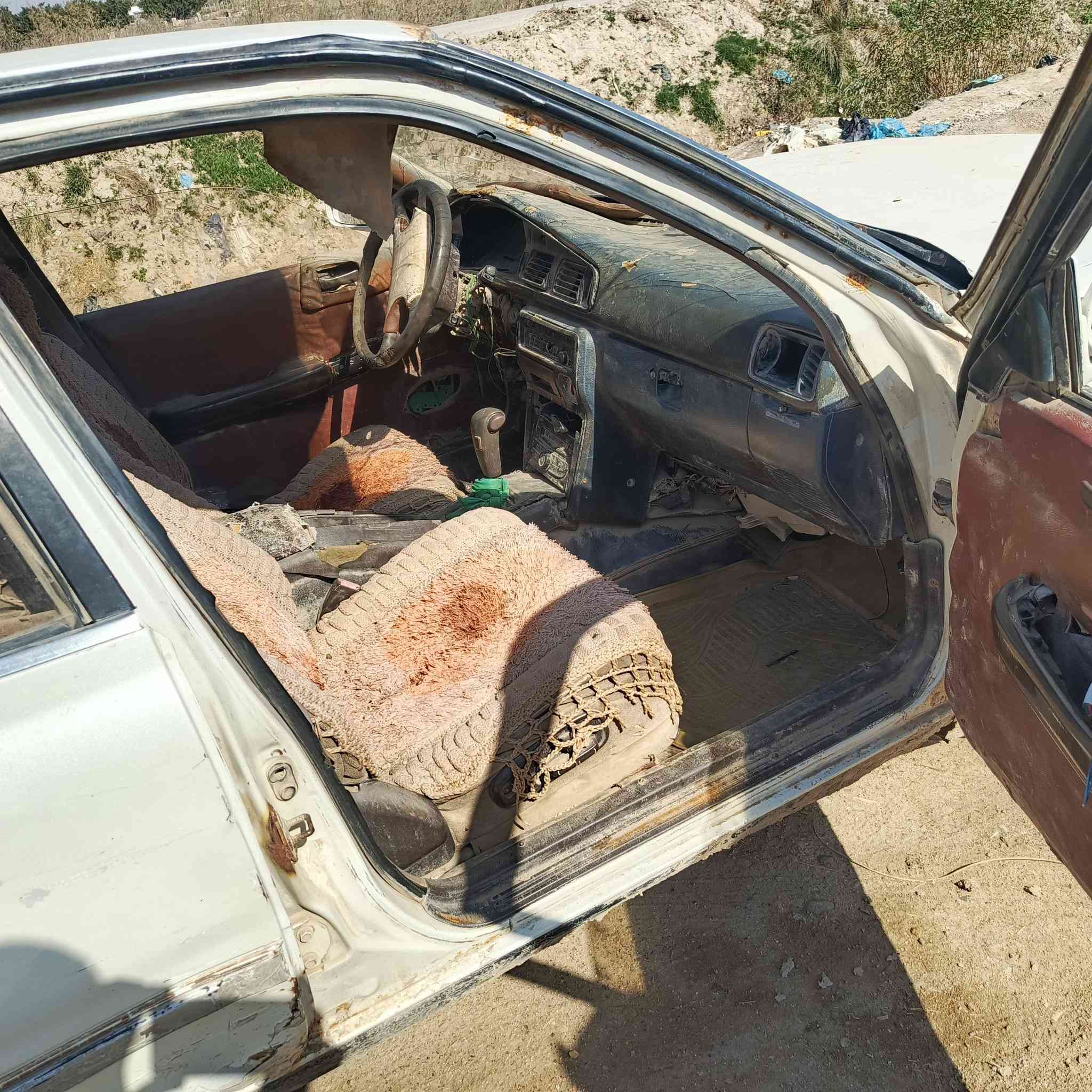 سياره للبيع. تريد رقم.. تريد تفصيخ.. رقمه واسط .. كير ومكينه جديدات.. السعر ١٨ ورقه وبيه مجال مكاني الحي. للستفسار ***********
