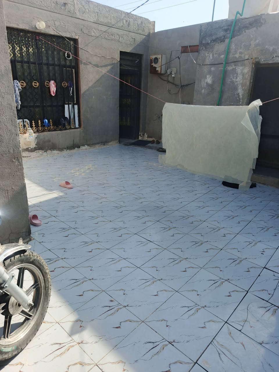 سلام عليكم 
بيت 200متر زراعي نهايه شارع المستوصف 30
طارمه صاله 9في 4
مطبخ واستقبال صحيات 
بيت كله سيراميك جديد
سعره 27
***********
