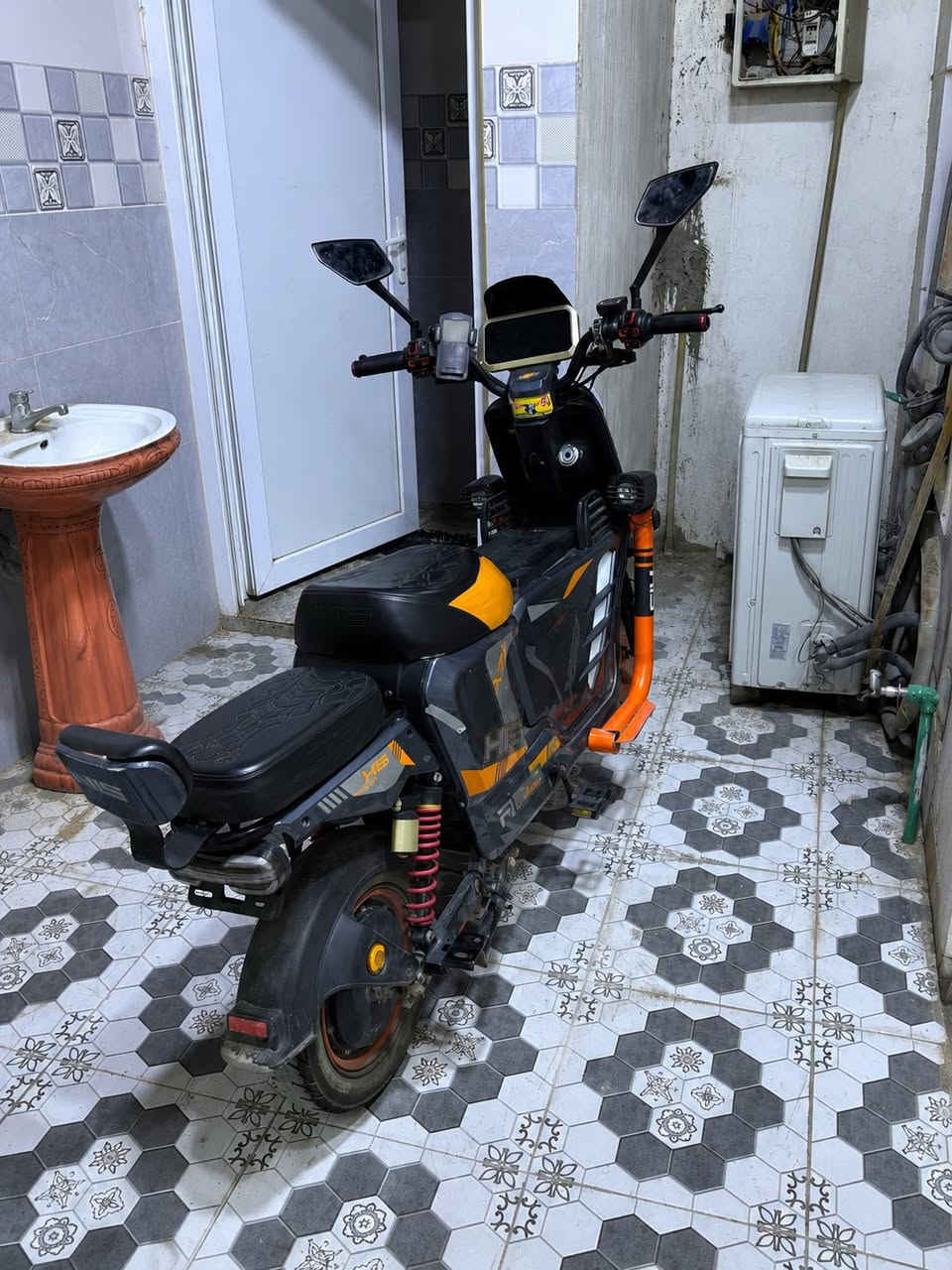 سلام عليكم ورحمة الله وبركاته عندي دراجه شحن نوع x900 للبيع  مواصفات الدراجه معروفه بس راح اكلك اشهرهم ١-تجي بصمه مو بل سويج بصمه حقيقيه مثل مال سياره تشتغل عنها ٢-لإيتات LED بل دراجه كاملتً الدراجه فول لا اكلك ولا اتكلي بس ناقصها دوسات رجل امامي خلفي و ذني ما يكلفن اقل ال١٥ ألف و يجوز ارخص هم الدراجه كامله من كلشي مابيها اي نقص مثل ما ذكرت ألك مكاني ديالى بعقوبة و السعر خاص رجائن و المو شراي لا يتعبني موجود واتساب موجود فيس بوك رقمي ***********
