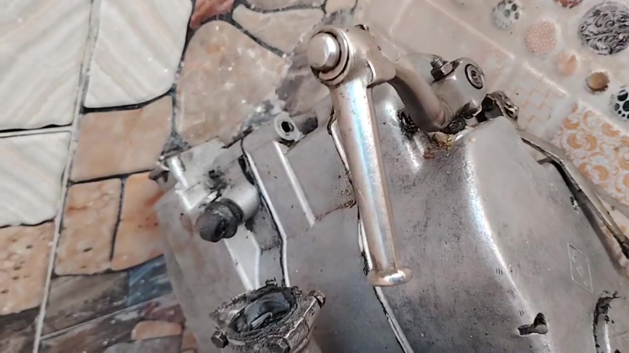 سلام عليكم محرك كصه ٢ لماني لاصوت ولاشي طبكات مال قنبوره حاويه لبيع توصيل موجود ***********
