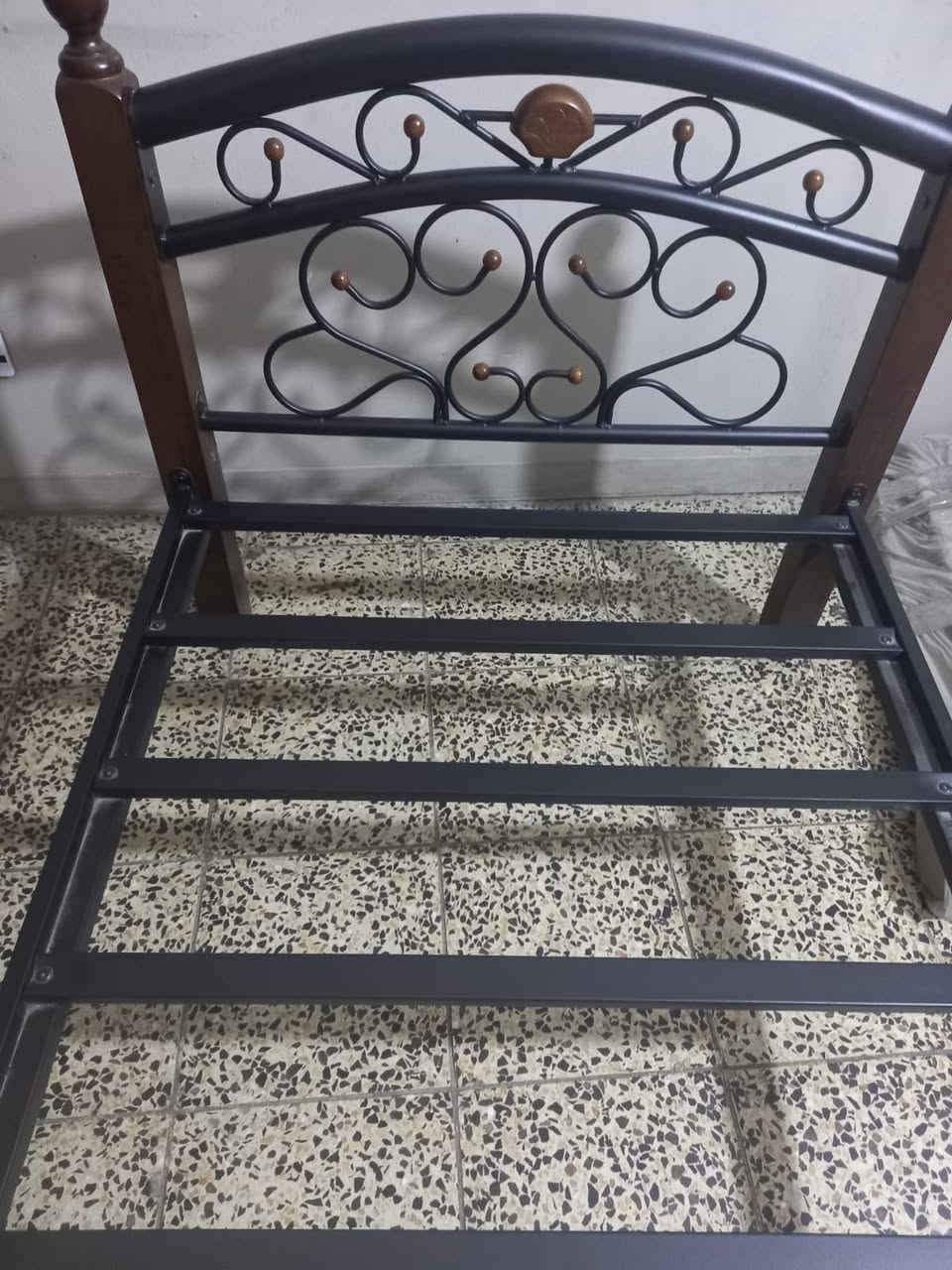 السلام عليكم ..
من رخصه الادمن ..
سرير نفر عدد ٢ جديد غير مستخدم واحد مشدود والثاني بالباكيت بعده ما مشدود سعر السرير الواحد ٦٠ الف وبيه مجال جدا بسيط لايوجد توصيل 
للتواصل رقم الهاتف ***********
العنوان بغداد الكرخ السيدية العمارات السكنية مجمع ٥
