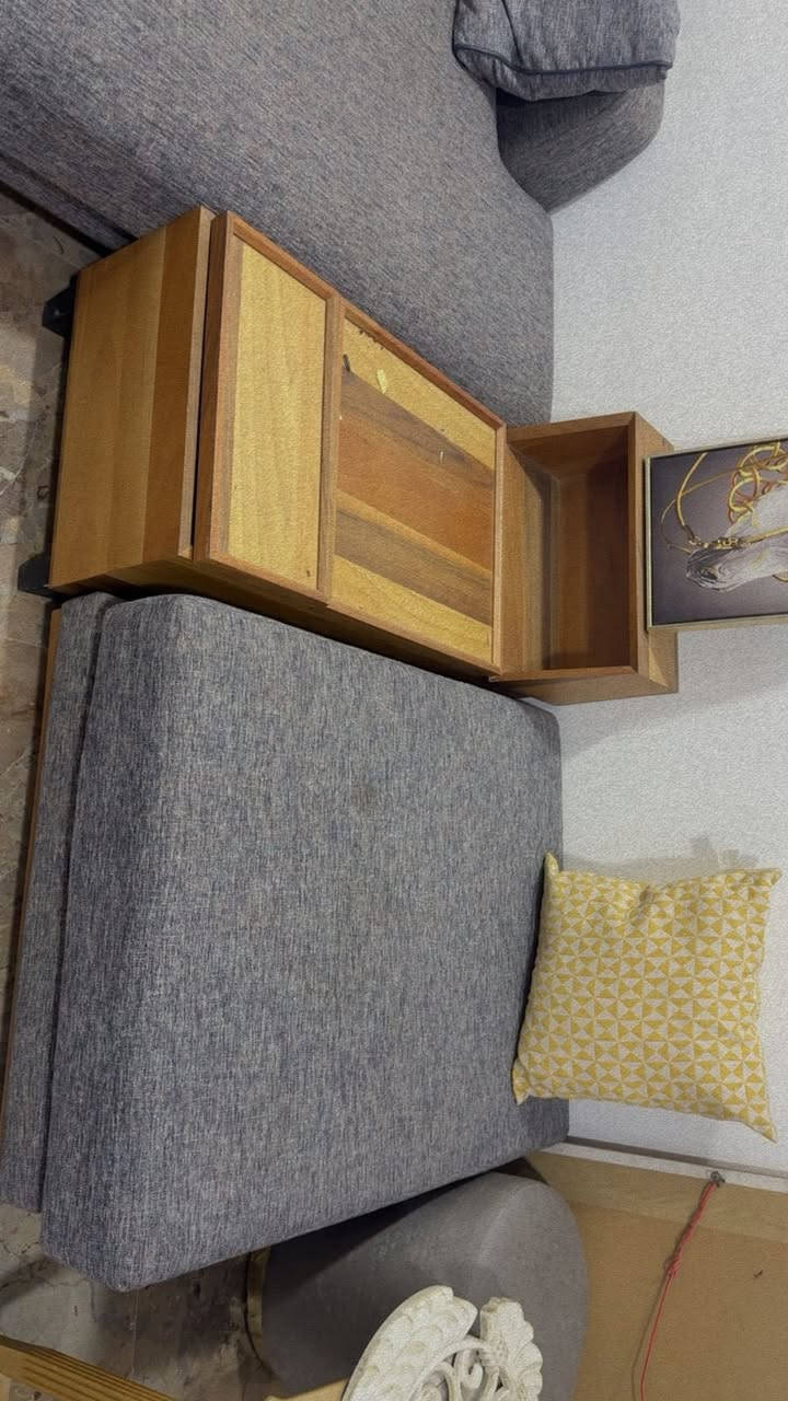 التخم 7 مقاعد والمقعد الثامن متحرك
يصير سرير ويصير مقعد
مثل ما موضح بالصوره 
طبعا يختلف عن صوره فقط لون الطبله والارجل لون خشبي ..
سعر الشراء 4.500.00 مليون
سعر البيع 2.000.000
وبيه مجال السعر قليل
طبله وسطي 
مكان حي جهاد


**إذا كنت صاحب هذا الإعلان وتريد حذفه لأي سبب، رجاءا أرسل رسالة إلى الدعم الفني**