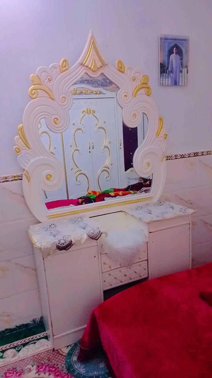 غرفه خشب عراقي تصميم تركي مستعمل قليل ضررهه مرايه الزاويه سعره 500وبيهه مجال مكان بغداد حي النصر رقم هاتف ***********
