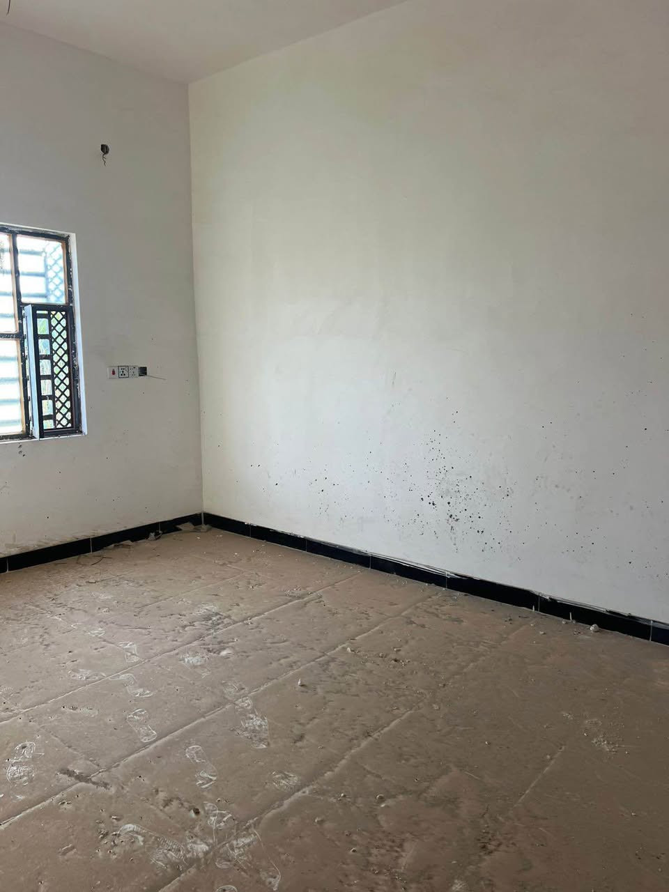 السلام عليكم ورحمة الله وبركاته 

بيت للبيع مساحه 150 م طابو زراعي عراقي
يحتوي البيت على غرف منام 2 وصاله ومطبخ وغرفه استقبال وكراج وصحيات   البيت  فارغ محد ساكن بي تكاتب تستلم المفتاح السعر 85 مليون  العنوان ابو الخصيب عويسيان للااستفسار *********** البصرة, العراق
