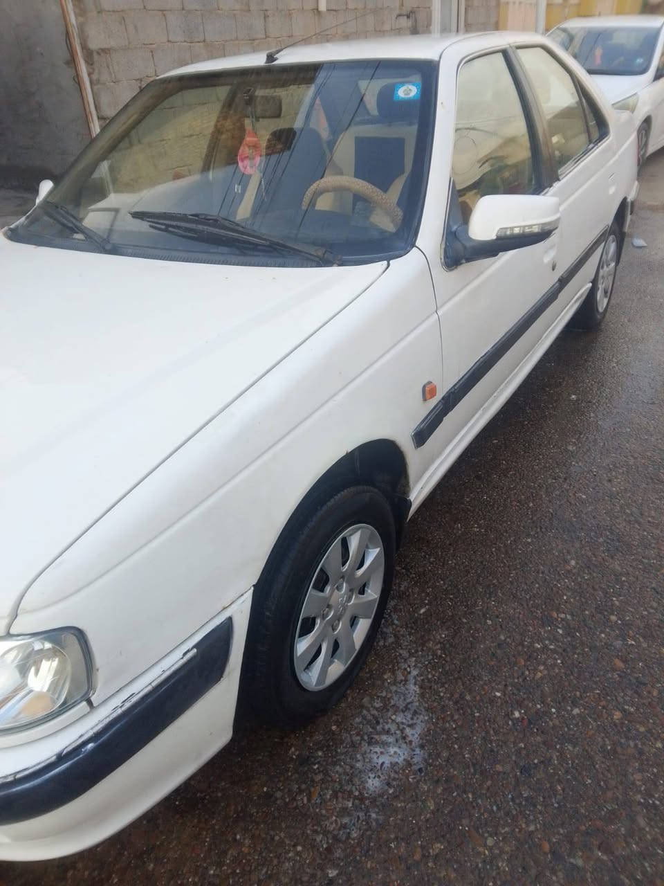 السلام عليكم للبيع بيجو بارص 2013 بأسمي سنويه ورقم جديد جاهزه مكينه وكير تخم تاير جديد التبريد نقص فقط غاز السياره بدون حادث بيها مكانات تكحيل ب38 وبيها مجال مكان السياره كربلاء ***********
