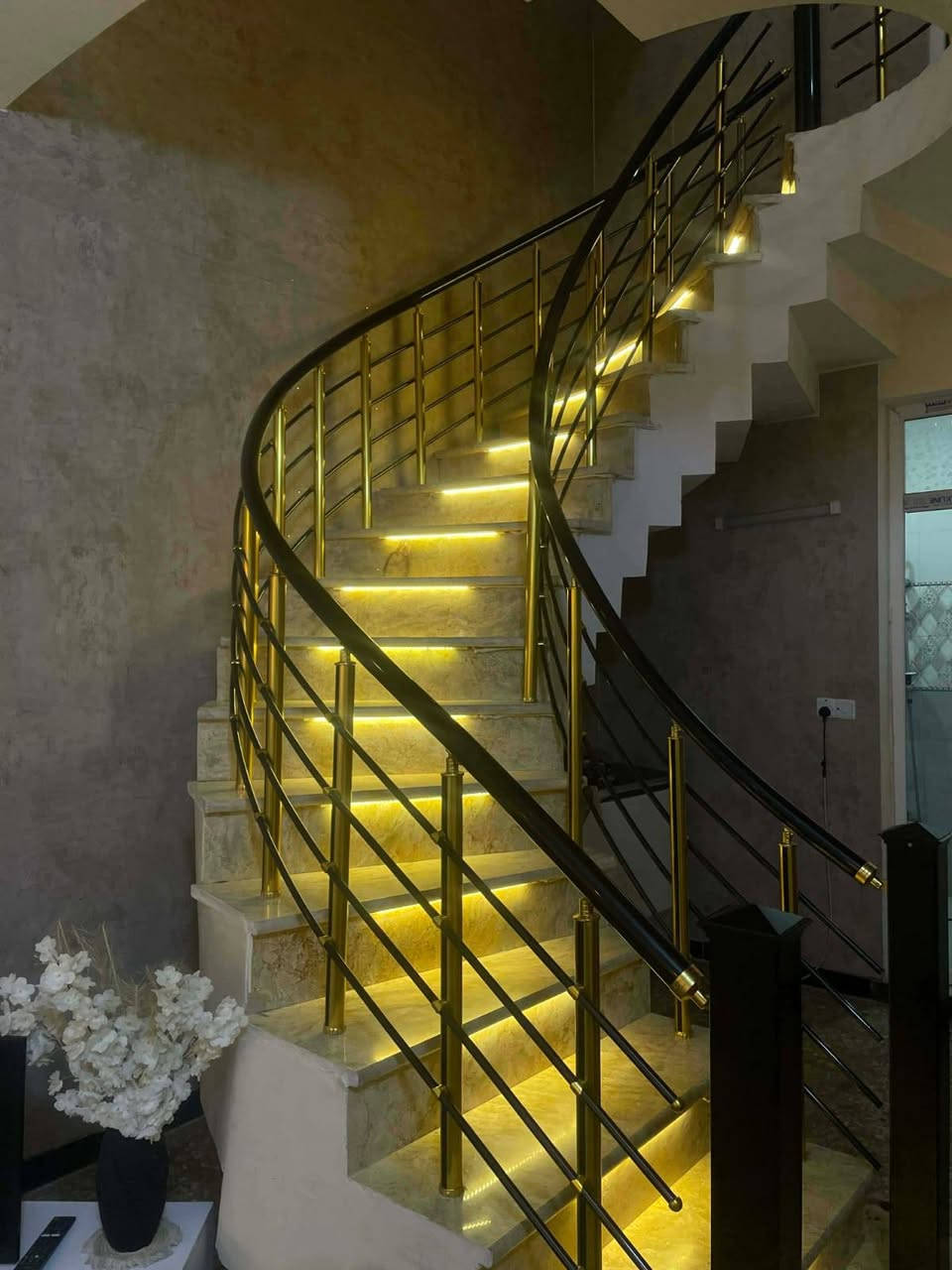 السلام عليكم بيت للبيع مع تشجير متصل, واجهة 10×10م  زراعي صرف ٢٥ / صالة كبيرة وهول داخلي فوك وجوة و ،3 غرف كبار وصحيات عدد 2 / الموقع بغداد/ الدورة أقرب الى حي الصحة فرع الضغط مقابيل الفوج.. السعر يرجى التواصل واتسآب او اتصال ***********
