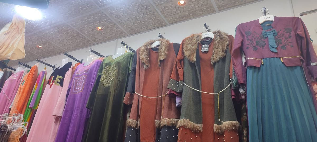 محل ملابس وكوزمتك للبيع هوه والبضاعة  عنوانه حي العسكري شارع 30 قرب المستوصف موقعة مميز وتجاري عل الشارع العام بجانبه مدارس بنات  سبب البيع الانتقال لغير محافضة
للاستفسار خاص او الاتصال على الرقم *********** ديوانية, القادسية
