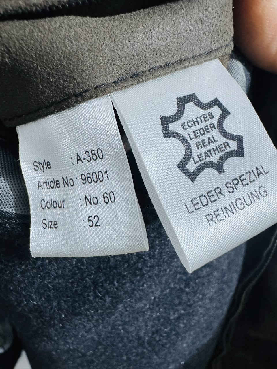 قمصله جلد طبيعي شامو من ماركت انكر العالميا نضافه 95 نضام القمصله تلبس من وزن 120 اله وزن 140 وتفاصيل القمصله بل صور الاستفسار خاص او التصال ***********
