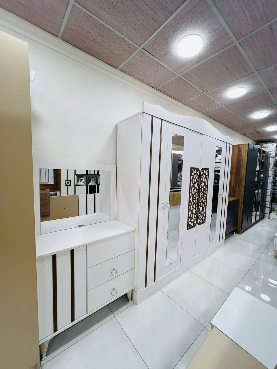 غرف نوم من 5 قطع ضمان 5 سنوات بسعر 600الف  للتفاصيل اكثر ***********
