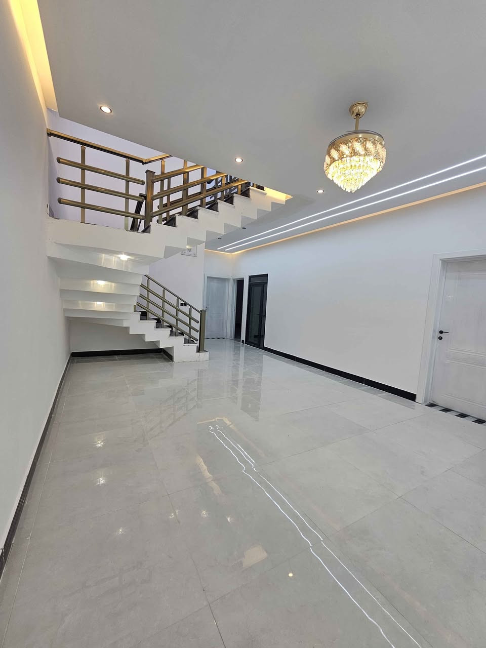 📢 إعلان دار حديث للبيع – فرصة مميزة في البصرة
🏡 دار حديث للبيع
📐 المساحة: 250 متر
📄 الطابو: صرف تحويل مباشر باسم المشتري
✨ المواصفات:
▪️ بناء حديث طابقين
▪️ 6 غرف نوم (3 سويت)
▪️ واجهة ملكي عمل درجة أولى
▪️ تصميم حديث وتشطيب فاخر
▪️ جميع الخدمات متوفرة (ماء، كهرباء، شوارع مبلطة)
📍 العنوان: البصرة / أبي الخصيب / شارع المحكمة
💰 السعر: 260 مليون وقابل للتفاوض
📞 للاستفسار والاتصال: *********** ابو الخصيب, البصرة
