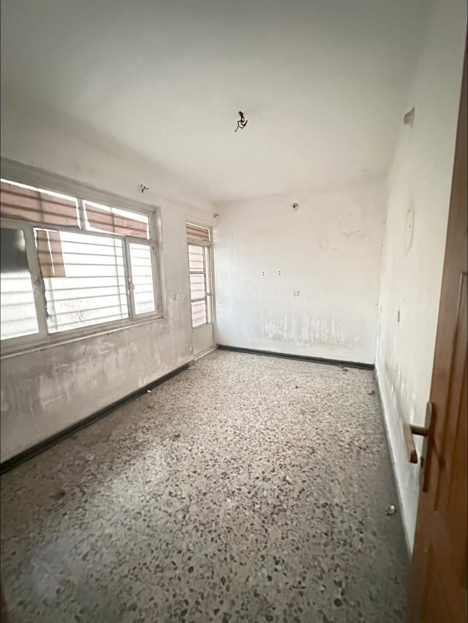 #للايجار 
شقه طابق ثاني 
تحتوي/ صاله وغرف نوم عدد ٢ ومطبخ وخدمات 
الموقع / حي التجار قرب نادي العربي 
بدل الايجار ٤٠٠ الف 
للمعلومات اكثر مراجعة مكتب العهد للعقار .
***********
