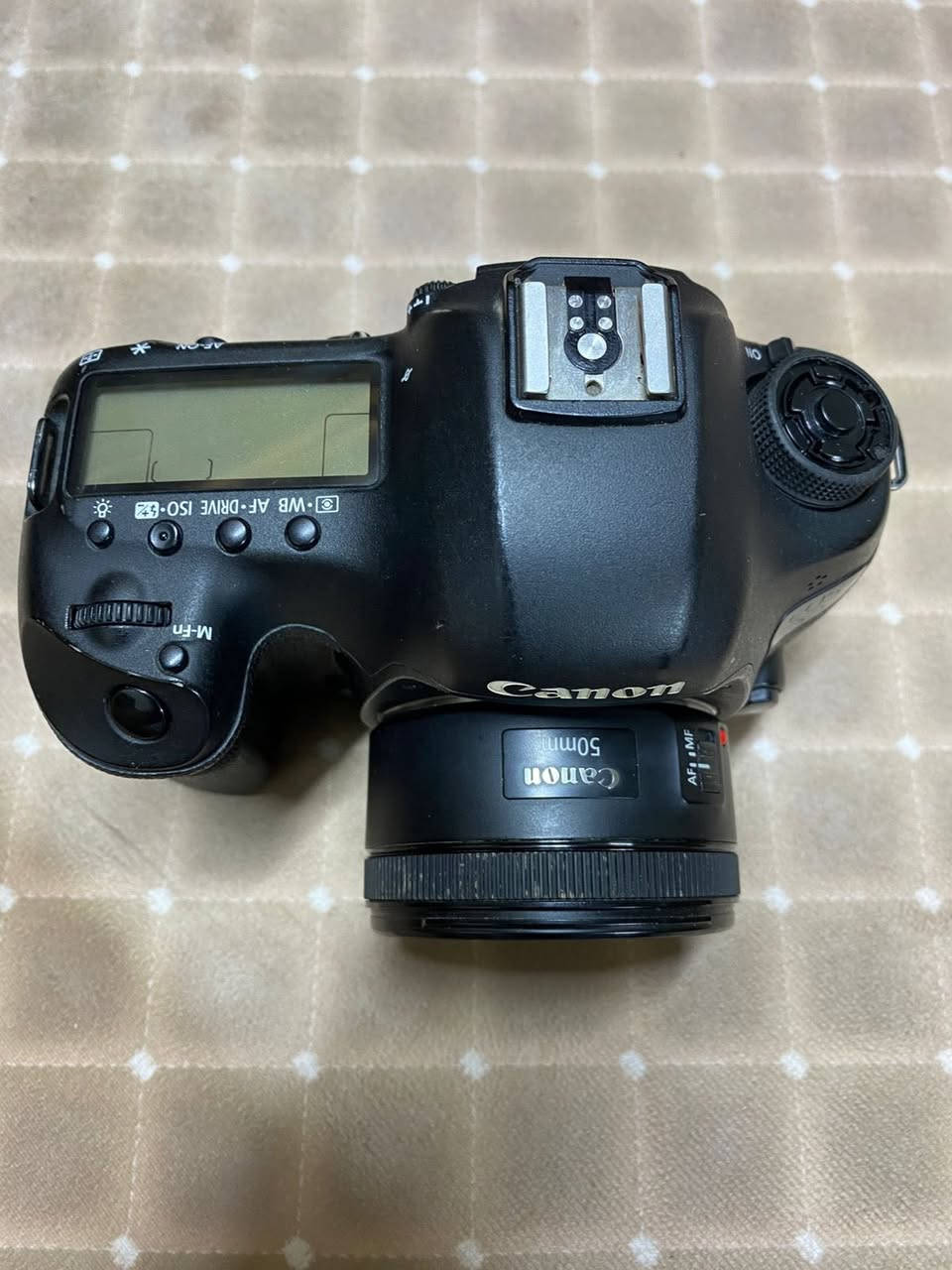 السلام عليكم 
كامرة كانون 5Diii
مع عدسة 50
وبطاريات عدد 3
حزام كتف حياكة 
الكارتونة موجودة 
نظافة الكامرة مبينة بالصور 
مكاني بغداد شعلة 
سعرها 950 الف 
ملحوظة/جنطة مقسمة اكو بعد غراض هدية 
توصيل جميع المحافظات

للتواصل ‭٠٧٧٥ ٥٦٥ ٦٢١٢‬
