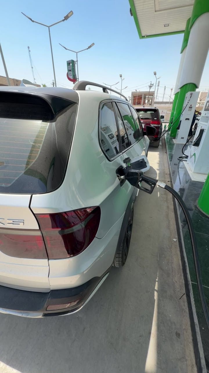 سلام عليكم 

اقرة التفاصيل بتمعن 

BMW X5 V8 2009 4800cc

سيارة مو عراقية رقمها كويت صاحب السيارة مواطن كويتي ساكن بالعراق ابغداد تحديداً ومتزوج ومستقر هنا مسويلي وكالة بيها وامشي كلش براحتي بحيث العراق من الشمال للجنوب مفترة وأوراقي كلها اصولية واليوكفني يجيك اوراقي ويكولي توكل لان كلشي رسمي 

السيارة إقامتها تجدد سنوياً كل سنة بشهر الواحد تجدد تكاليف التجديد ٢٠٠$ صاحب السيارة المواطن الكويتي هو اليجدد الأوراق 

الوكالة عراقية تكون من كاتب العدل لان المواطن الكويتي عندة اقامة عراقية فيعامل معاملة العراقي بكل الدوائر 

مواصفات السيارة :-

بانوراما 
بصمة 
حساسات امامية خلفية 
شاشة كامرة 
كراسي كهرباء جلد 
داخل ٣ الوان بلادي جوزي اسود رصاصي
تبريد امامي + خلفي الامامي تحكمة بالاثنين والخلفي ايضا بي تحكم لحالة (كمبريسر جديد هسة مبدلة يم علي هدف)
صوت صالنصة رياضي بلادي بدون نشاز 
لايتات زينون + بروجكتر زينون 
ويل كب ٢٠ 
السيارة مضللة بالكامل بنسبة ١٠٠٪؜ لكل الجامات ما عدا الامامية مسويها ٥٠٪؜ علمود اشوف اكثر 

بالمناسبة السيارة غير مشمولة بكافة الغرامات لان السيارة غير عراقية 

السيارة الصدر مالتها بي طكطة يرادلة ترتيب + واشر قبغ ولفات لازم يتبدل يعني شغلات بسيطة لكن لازم تنذكر حتى تكون كل التفاصيل واضحة 

السيارة من فضل الله تخبل وكشخة وفيكة وشبابية وكلهن بيهة وكلشي بيها شغال ما عندي بيها تحوير وتجطيل تاخذ شي نظيف ومرتب 

السعر المطلوب ٧٣ ورقة وبيها مجال بسيط 

يعني من الاخير حار ومكسب ورخيص 
للاستفسار 
*********** 
مكاني بغداد زيونة
