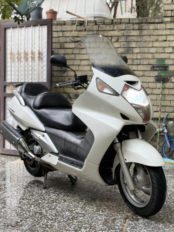 السلام عليكم
المميز سلفرونج 400  دراجة مكفولة كلهة شغالة 
وكلهة ابلادي مكينة كلجات فول كهربائيات
كلهة شغالة وكلهة ابلادي  منضومة زنون 
تخم تاير جديد وشرط نضافتهة احلى من الصور 
بدون قطرة صبغ أوراق موجودة 
مكاني بغداد العبيدي ***********
