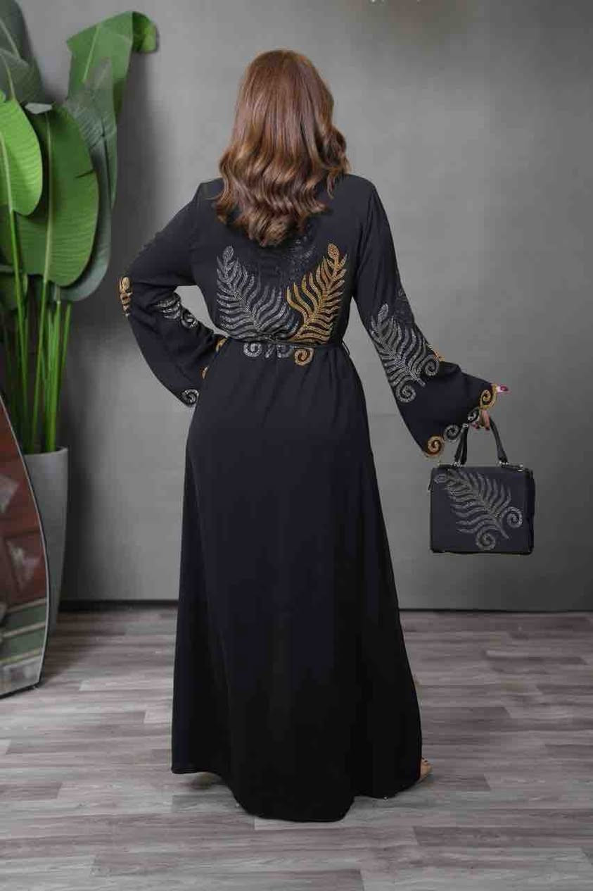 أناقة تفيض بالفخامة.. تألقي بلمسة ملكية"
استعدي لتكوني محط الأنظار مع هذه العباءة الفاخرة باللون الأسود الملكي. مصممة بعناية لتعكس جمالكِ العربي بلمسات عصرية مذهلة.
• التفاصيل الفنية: تطريز يدوي دقيق بخيوط ذهبية وفضية على شكل أوراق شجر وأشكال هندسية انسيابية.
• الخامة: قماش عالي الجودة، بارد، وانسيابي يمنحكِ راحة تامة وحركة حرة.
• الإضافات: تأتي مع حقيبة يد مطابقة بنفس النقوش لتكتمل إطلالتكِ دون عناء البحث عن إكسسوارات.
• التصميم: مزودة بحزام خصر نحيف لإبراز القوام بشكل راقٍ ومحتشم
#مكونة من خمس قطع 
#السعر 40 الف 
#التوصيل 6000 @إشارة


**إذا كنت صاحب هذا الإعلان وتريد حذفه لأي سبب، رجاءا أرسل رسالة إلى الدعم الفني**