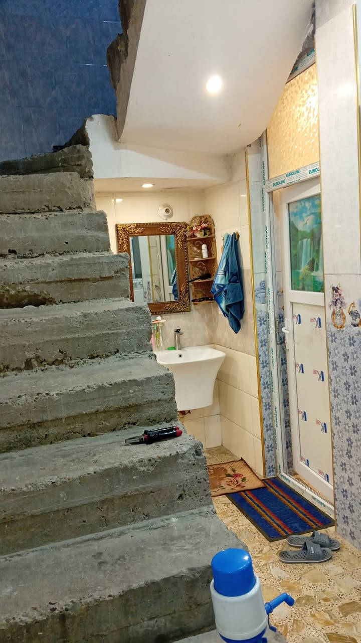 دار للبيع مساحه ٨٠م طابقين ...الطابق الاول كامل والطابق الثاني يحتاجله بس بياض وكاشي وكهرباء بس المهديه الثالثه زراعي سند ٢٥ كامل خدمات السعر ١٤٥ بيه مجال بسيط للاستفسار الاتصال على الرقم *********** بيه واتساب
