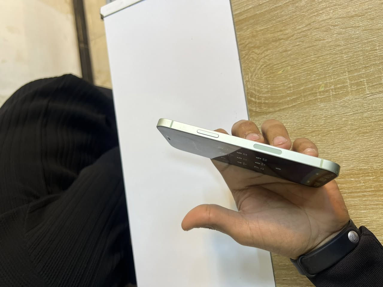 أيفون 12 عادي موبايل نضيف ومامفتوح بطارية 83 + فقط سماعة الأمامية واكفة السعر 250 + للأستفسار ***********
