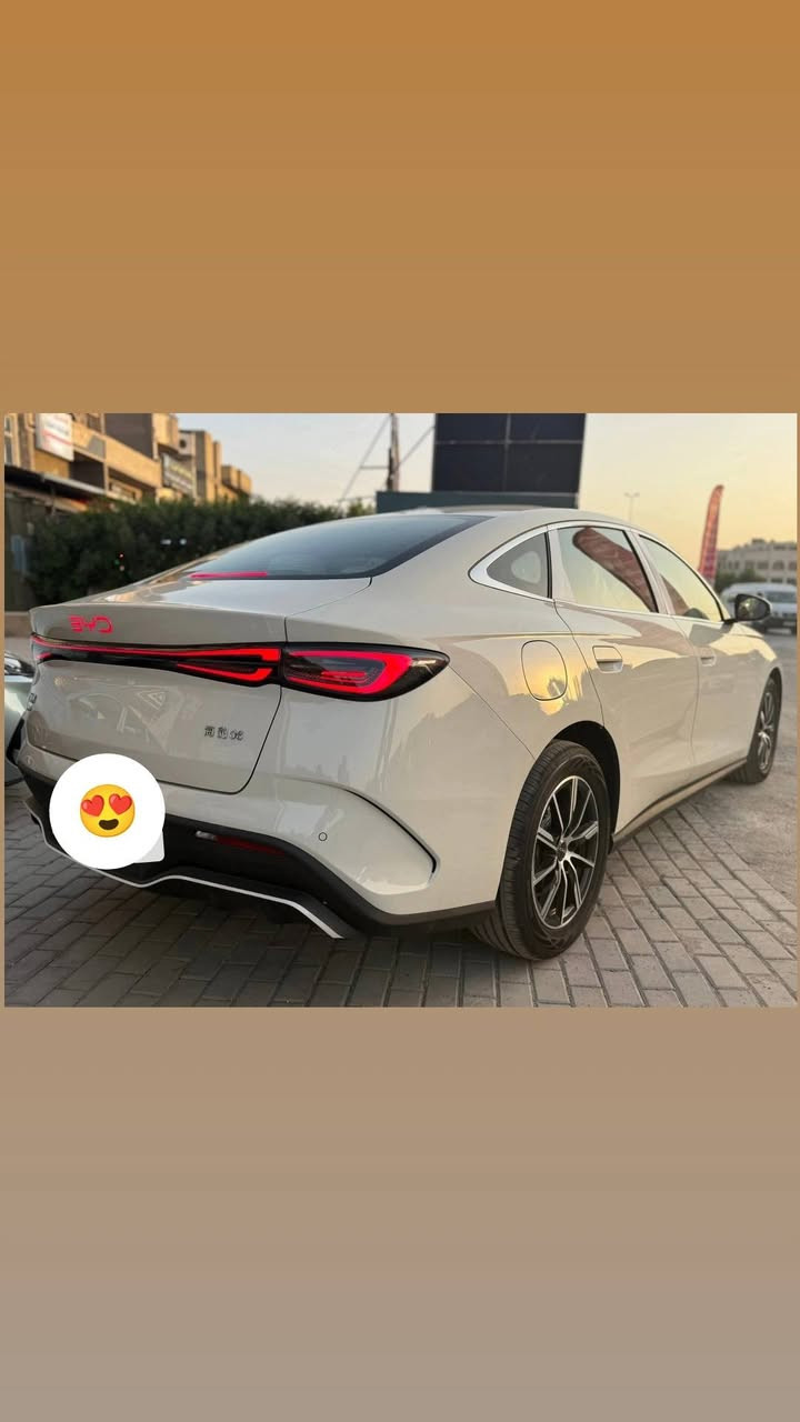 السلام عليكم
BYD sel 6 
اللون حليبي
 مرقم كامل بغداد بسمي تحويل ثاني يوم 
موديل 2025 
عداد المسافه 5000 كيلو يعني 
          الموصفات 
البطارية 80 كيلو
السيارة تمشي 2100
5 كاميرات 
قماره حديد 
شاشه كبيره قلابه 
حساسات ٣٦٠ درجه امامي خلفي 
ويل كب اكروم 
داخل جلد ابيض مطعم باللون الاسود 
كرسي السائق كهرباء 
بصمه وكرت 
شاحنه اصليه 
تبريد قطعتين 

بجم فول LED
بكلايت متصل فول LED
مكان السياره بغداد الدورة
السعر 23.500 
الاستفسار 
***********
