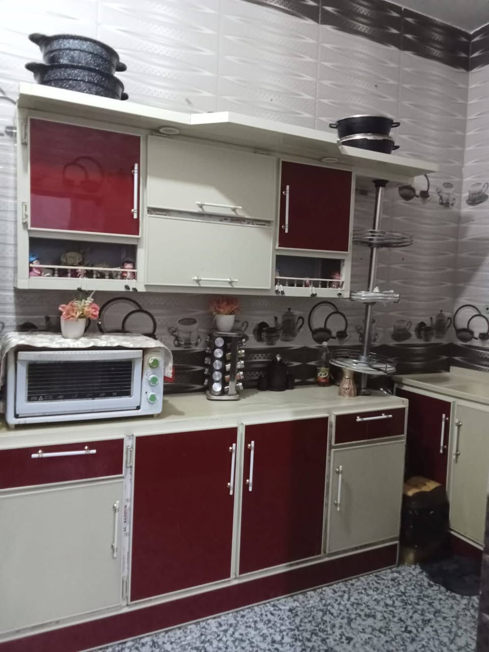 بيت خلفي  للبيع حي الفداء شارع ابو لبنان قرب شارع 60 المساحه 100م طابقين الطابق الاول غرفه صاله استقبال مطبخ صحيات الطابق الثاني غرفه صاله كبيره السعر 85للاستفسار ***********
