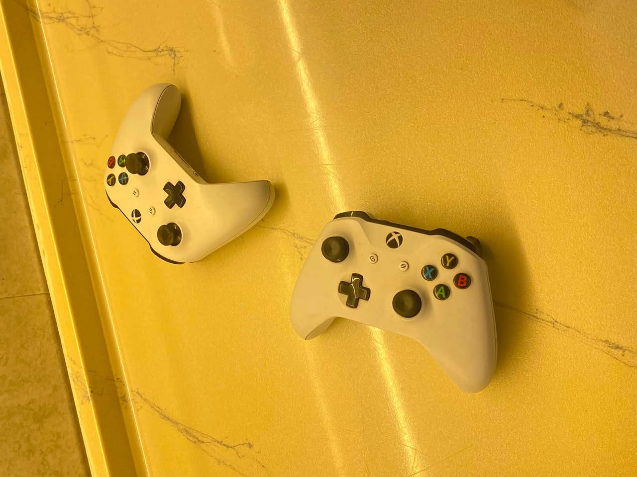 سلام عليكم من رخصة الادمن 
XBOX ONE للبيع
الجهاز نضيف متروك صارلو فتره بس يعوزك اخير تحديث ما محدثو و كيم باس يدات ثنين عل بلوتوث لتواصل 
 ***********
الموقع : الموصل الجانب الايمن
السعر:185
