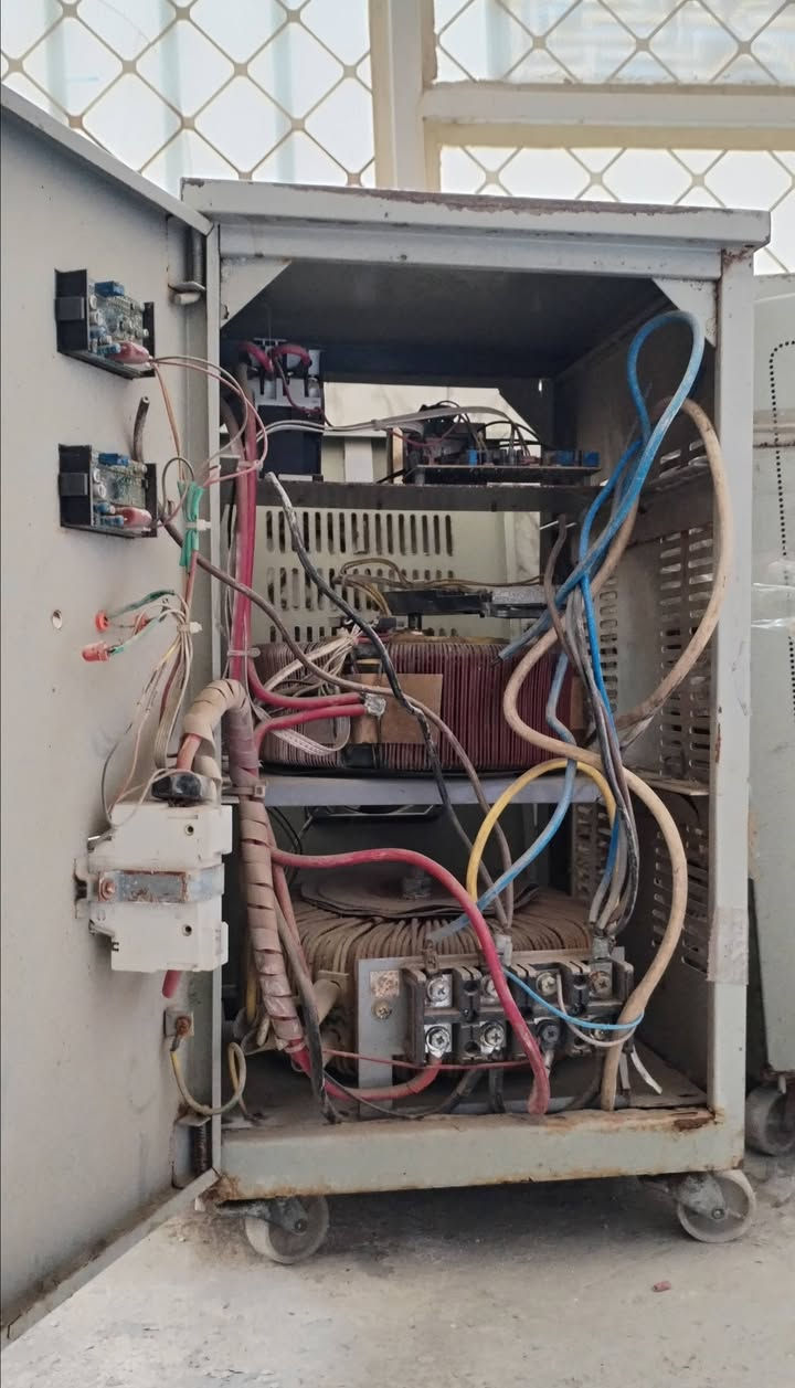 رافع ڤولتيه 15kv عدد 2 سعر الواحد 200 الف
***********
