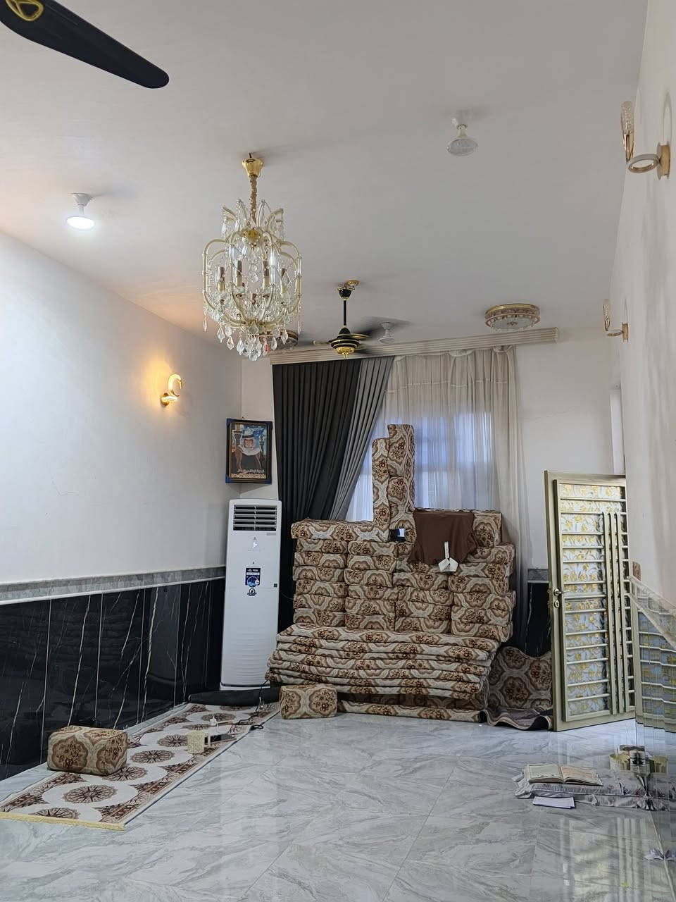 السلام عليكم يوجد بيت للبيع زراعي المكان حي الجوادين المساحه 225 متر طابوك كونكريت بناء جديد يتكون من 3 غرف نوم وصاله ومطبخ وصحيات داخليه وخارجيه وديوانيه سعر 78 وبيه مجال الاستفسار ***********
